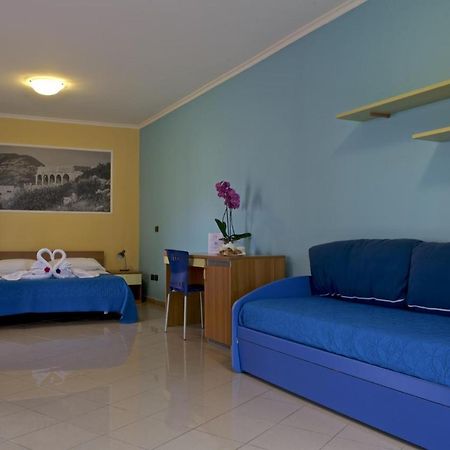 Hotel Ristorante Al Canto Delle Sirene 泰拉奇纳 外观 照片